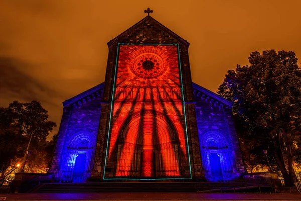 Prag, Çek Cumhuriyeti, Ekim 2021 - Sinyal Festivali sırasında Aziz Kiril ve Methodius Kilisesi 'nin bir yansıması