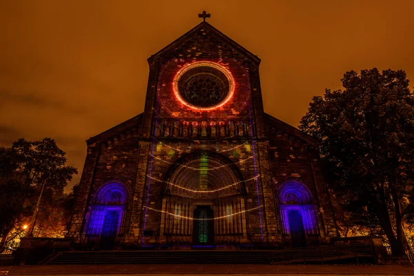 Prag, Çek Cumhuriyeti, Ekim 2021 - Sinyal Festivali sırasında Aziz Kiril ve Methodius Kilisesi 'nin bir yansıması