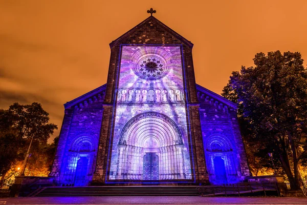 Prag, Çek Cumhuriyeti, Ekim 2021 - Sinyal Festivali sırasında Aziz Kiril ve Methodius Kilisesi 'nin bir yansıması