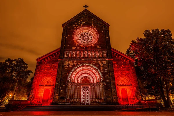Prag, Çek Cumhuriyeti, Ekim 2021 - Sinyal Festivali sırasında Aziz Kiril ve Methodius Kilisesi 'nin bir yansıması