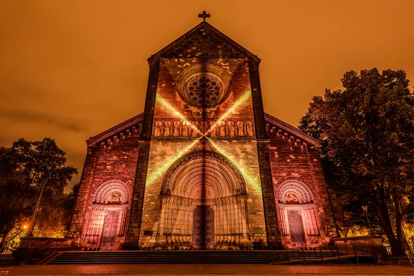 Prag, Çek Cumhuriyeti, Ekim 2021 - Sinyal Festivali sırasında Aziz Kiril ve Methodius Kilisesi 'nin bir yansıması
