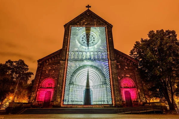 Prag, Çek Cumhuriyeti, Ekim 2021 - Sinyal Festivali sırasında Aziz Kiril ve Methodius Kilisesi 'nin bir yansıması
