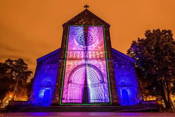 Prag, Çek Cumhuriyeti, Ekim 2021 - Sinyal Festivali sırasında Aziz Kiril ve Methodius Kilisesi 'nin bir yansıması