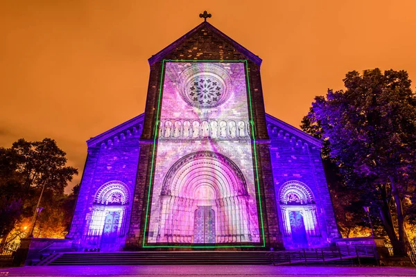 Prag, Çek Cumhuriyeti, Ekim 2021 - Sinyal Festivali sırasında Aziz Kiril ve Methodius Kilisesi 'nin bir yansıması