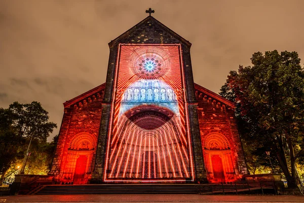 Prag, Çek Cumhuriyeti, Ekim 2021 - Sinyal Festivali sırasında Aziz Kiril ve Methodius Kilisesi 'nin bir yansıması