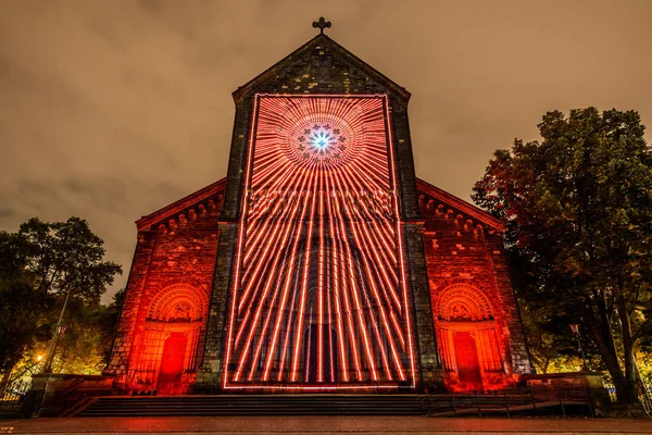 Prag, Çek Cumhuriyeti, Ekim 2021 - Sinyal Festivali sırasında Aziz Kiril ve Methodius Kilisesi 'nin bir yansıması