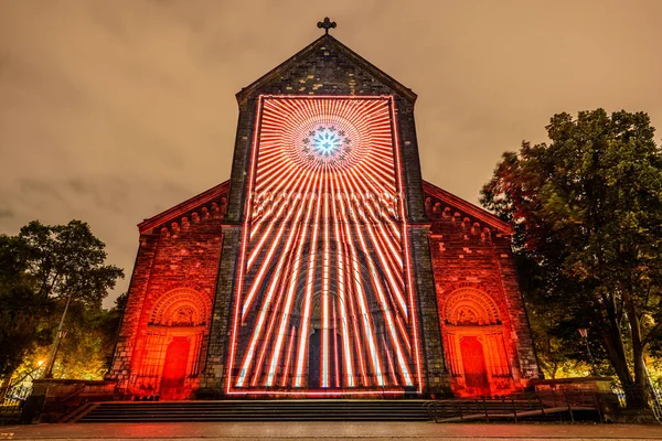 Prag, Çek Cumhuriyeti, Ekim 2021 - Sinyal Festivali sırasında Aziz Kiril ve Methodius Kilisesi 'nin bir yansıması