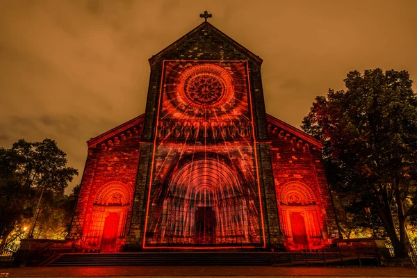 Prag, Çek Cumhuriyeti, Ekim 2021 - Sinyal Festivali sırasında Aziz Kiril ve Methodius Kilisesi 'nin bir yansıması