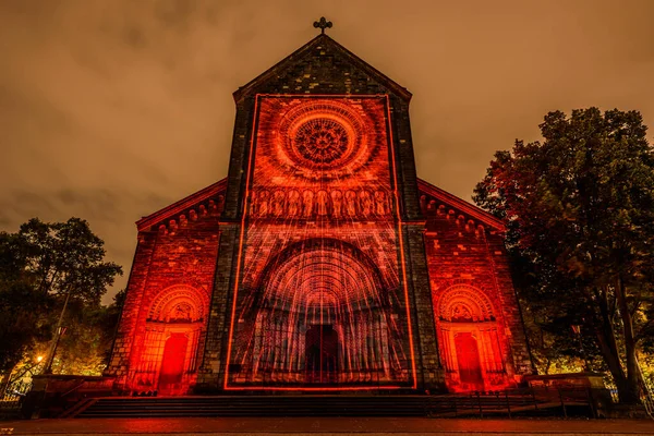 Prag, Çek Cumhuriyeti, Ekim 2021 - Sinyal Festivali sırasında Aziz Kiril ve Methodius Kilisesi 'nin bir yansıması