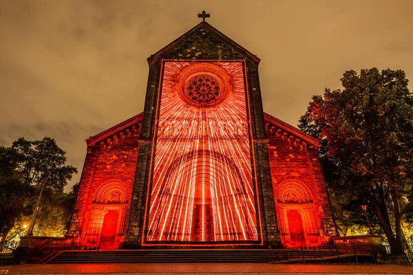 Prag, Çek Cumhuriyeti, Ekim 2021 - Sinyal Festivali sırasında Aziz Kiril ve Methodius Kilisesi 'nin bir yansıması