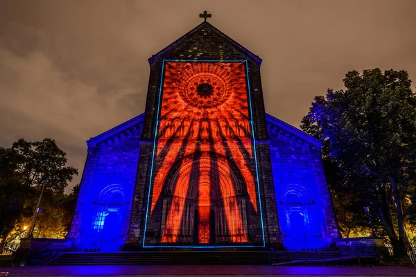 Prag, Çek Cumhuriyeti, Ekim 2021 - Sinyal Festivali sırasında Aziz Kiril ve Methodius Kilisesi 'nin bir yansıması