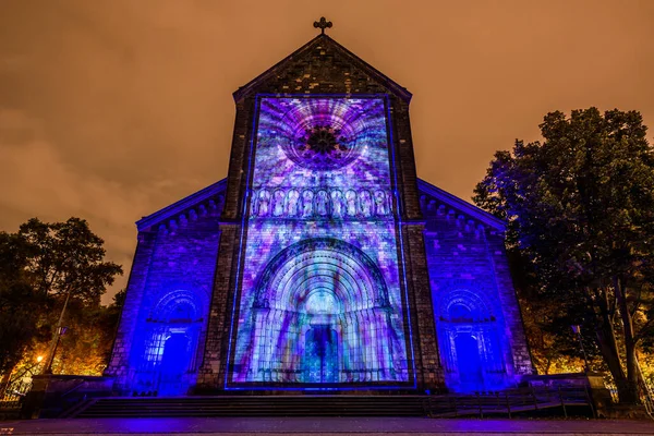 Prag, Çek Cumhuriyeti, Ekim 2021 - Sinyal Festivali sırasında Aziz Kiril ve Methodius Kilisesi 'nin bir yansıması
