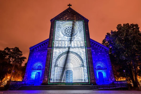 Prag, Çek Cumhuriyeti, Ekim 2021 - Sinyal Festivali sırasında Aziz Kiril ve Methodius Kilisesi 'nin bir yansıması