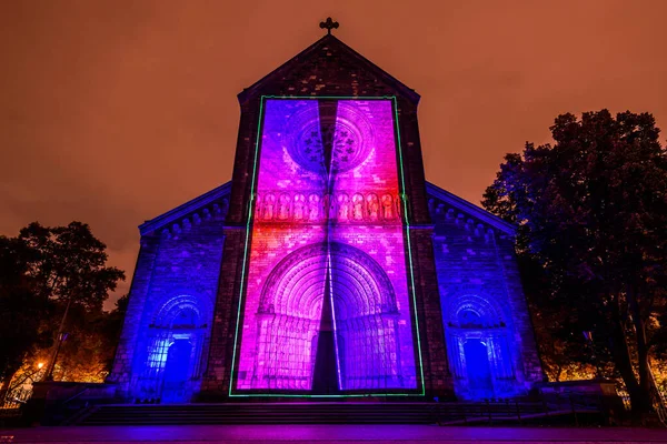 Prag, Çek Cumhuriyeti, Ekim 2021 - Sinyal Festivali sırasında Aziz Kiril ve Methodius Kilisesi 'nin bir yansıması