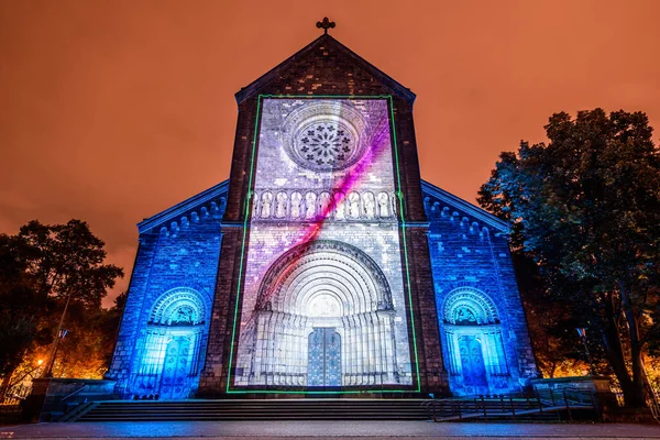 Prag, Çek Cumhuriyeti, Ekim 2021 - Sinyal Festivali sırasında Aziz Kiril ve Methodius Kilisesi 'nin bir yansıması