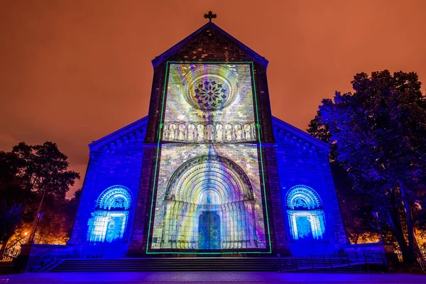 Prag, Çek Cumhuriyeti, Ekim 2021 - Sinyal Festivali sırasında Aziz Kiril ve Methodius Kilisesi 'nin bir yansıması