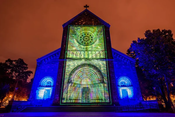 Prag, Çek Cumhuriyeti, Ekim 2021 - Sinyal Festivali sırasında Aziz Kiril ve Methodius Kilisesi 'nin bir yansıması