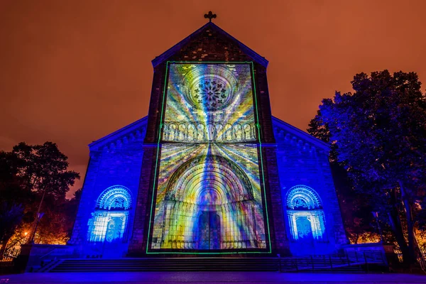 Prag, Çek Cumhuriyeti, Ekim 2021 - Sinyal Festivali sırasında Aziz Kiril ve Methodius Kilisesi 'nin bir yansıması