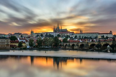 Güzel bir turuncu alacakaranlıkta ünlü Prag kalesi. Uzun pozlu çekim.