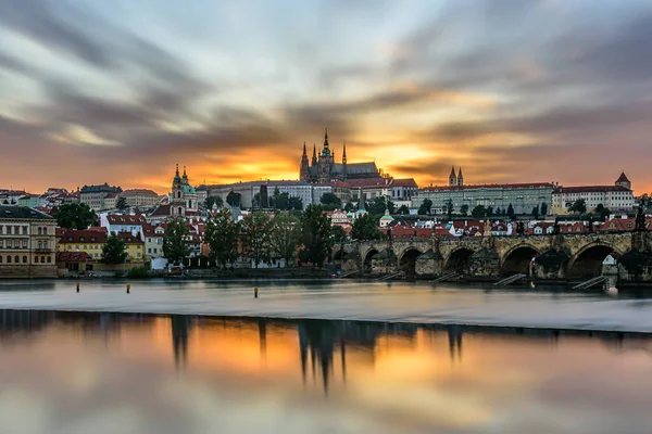 Die Berühmte Prager Burg Während Einer Wunderschönen Orangen Abenddämmerung Langzeitbelichtung — Stockfoto