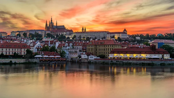 Famoso Castelo Praga Durante Belo Crepúsculo Laranja — Fotografia de Stock