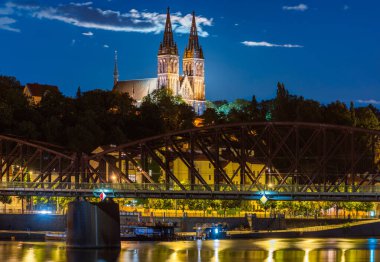 Aziz Peter ve Aziz Paul Bazilikası Vysehrad tepesinde güçlü dolunayda. 