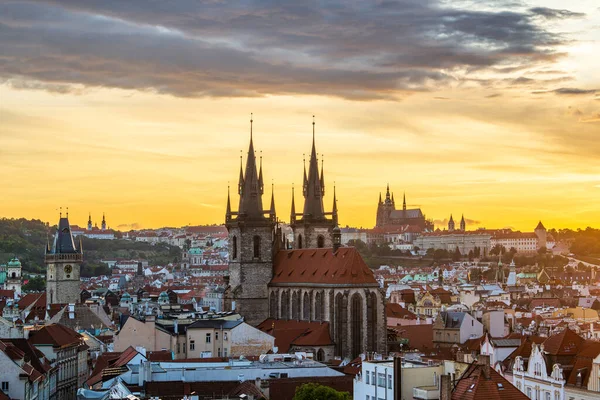 Prag şehri ve Leydimizin Kilisesi Tyn ve Prag kalesinden önce yaz günbatımında.