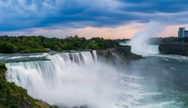 Amerika - Kanada Şelaleleri 'nin bulutlu alacakaranlıktaki panoramik uzun pozlama fotoğrafı..