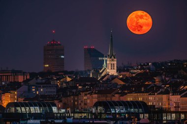 Prag 'daki Aziz Procopius Kilisesi' nin üzerinde yükselen kırmızı süper ay.. 