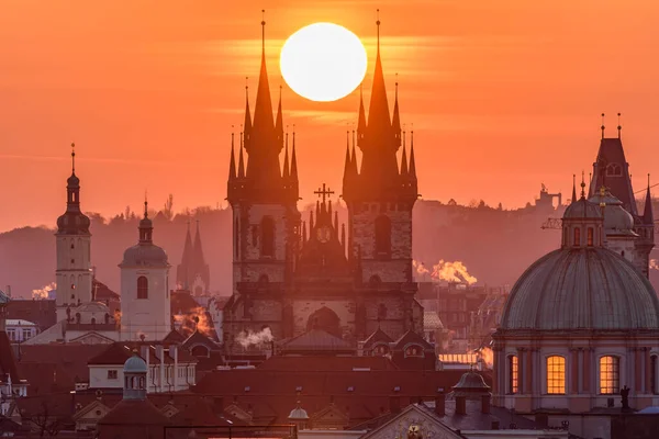 Nap Felkel Szűzanya Templom Tornyai Között Mielőtt Prágában Lenne — Stock Fotó