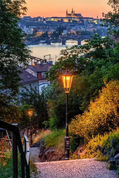 Svítící Lampy Vyšehradských Schodech Pražským Hradem Vltavou Pozadí Oranžovém Západu — Stock fotografie