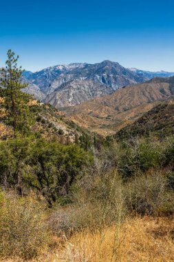 Kings Canyon Ulusal Parkı 'ndaki Sierra Nevada dağlarının hava manzarası..