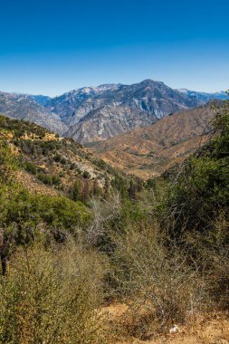 Kings Canyon Ulusal Parkı 'ndaki Sierra Nevada dağlarının hava manzarası..