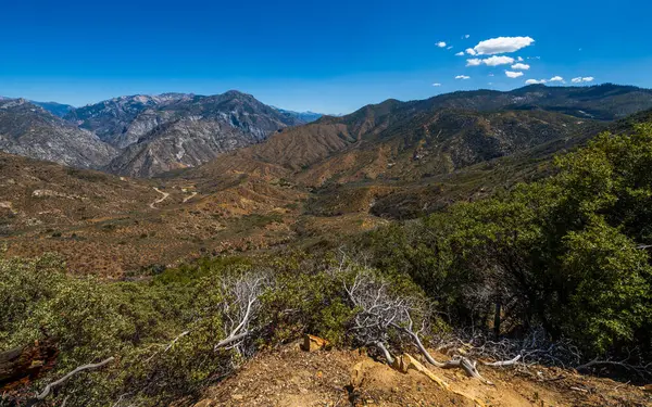 Kings Canyon Ulusal Parkı 'ndaki Sierra Nevada dağlarının hava manzarası..