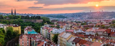Çek Cumhuriyeti 'ndeki Prag Vysehrad şehri üzerinde renkli bir günbatımı.