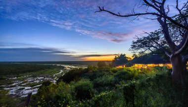 Olifants nehri üzerinde renkli bir alacakaranlık ve Kruger NP, Güney Afrika 'da bir dinlenme kampı..