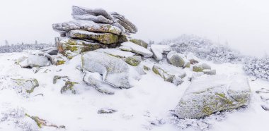 Krkonose NP 'de kışın Muzske Kameny adı verilen donmuş kaya oluşumu.