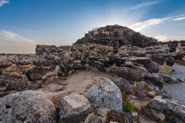 Güneş batarken Sardunya adasındaki UNESCO dünya mirası Su Nuraxi di Barumini. 