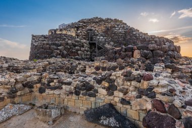 Güneş batarken Sardunya adasındaki UNESCO dünya mirası Su Nuraxi di Barumini. 