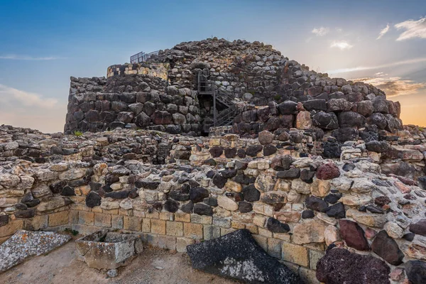 Güneş batarken Sardunya adasındaki UNESCO dünya mirası Su Nuraxi di Barumini. 