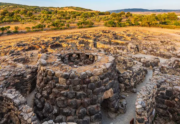 Güneş batarken Sardunya adasındaki UNESCO dünya mirası Su Nuraxi di Barumini. 
