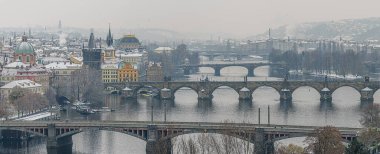 Prag 'da Vltava nehri üzerindeki köprüler kışın ilk karıyla kaplıydı..