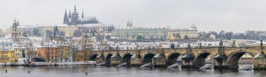 Prag kalesi ve Prag 'ın tarihi merkezinde Charles köprüsü kışın ilk karıyla kaplıydı..