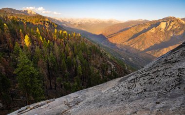Gün batımında Moro Kayası 'nın doğusunda görülen Sierra Nevada dağları. 
