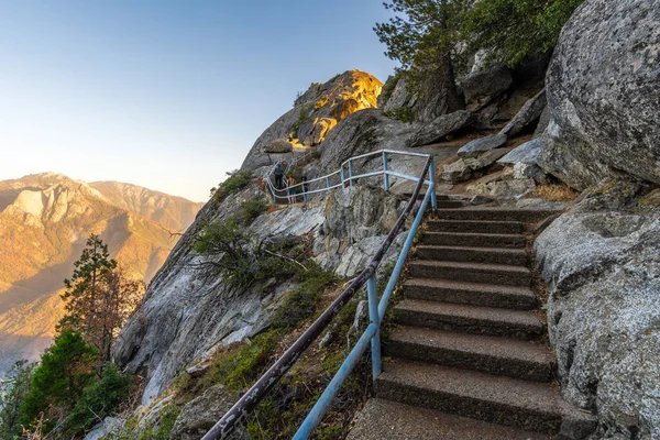 Gün batımında Sequoia Ulusal Parkı 'ndaki Moro Rock turistik bakış açısına giden merdivenler. 