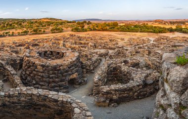 Bronz Çağ kalesi UNESCO dünya mirası bölgesi Su Nuraxi di Barumini gün batımında Sardunya adasında. 