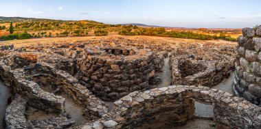 Bronz Çağ kalesi UNESCO dünya mirası bölgesi Su Nuraxi di Barumini gün batımında Sardunya adasında. 