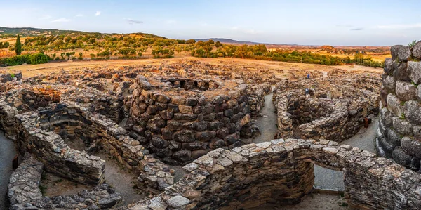 Bronz Çağ kalesi UNESCO dünya mirası bölgesi Su Nuraxi di Barumini gün batımında Sardunya adasında. 