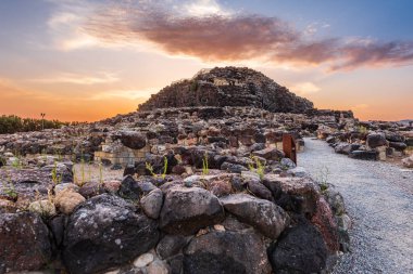 Bronz Çağ kalesi UNESCO dünya mirası bölgesi Su Nuraxi di Barumini gün batımında Sardunya adasında. 
