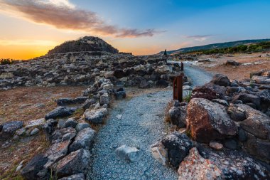 Bronz Çağ kalesi UNESCO dünya mirası bölgesi Su Nuraxi di Barumini gün batımında Sardunya adasında. 